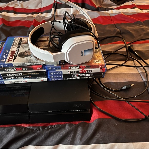 Playstation 4 with Astro 10 Headset + 9 Games - Picture 7 of 7